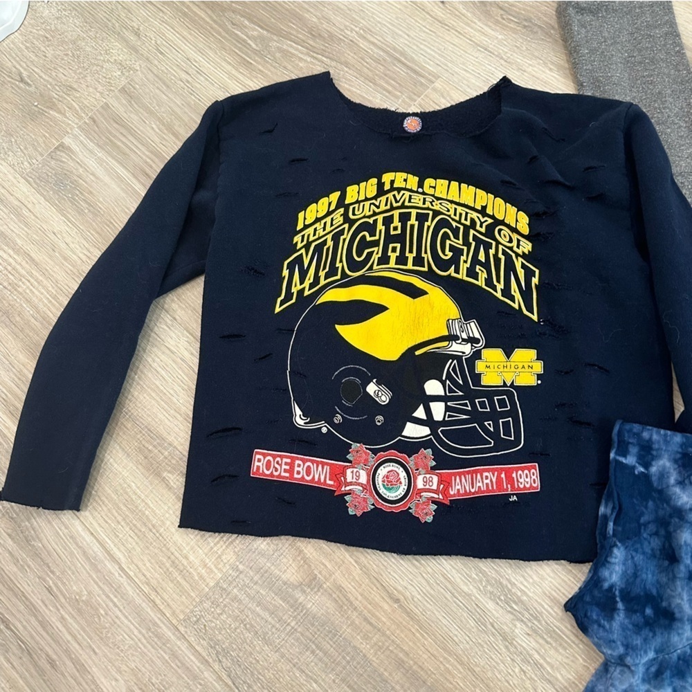 Retro brand Michigan university sweatshirt & tee bundle - Picture 4 of 11